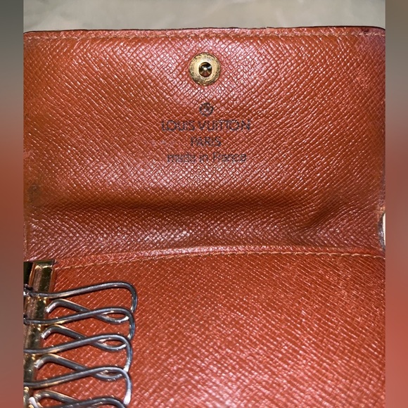 Louis Vuitton Monogram 6 Key Holder - Picture 5 of 16
